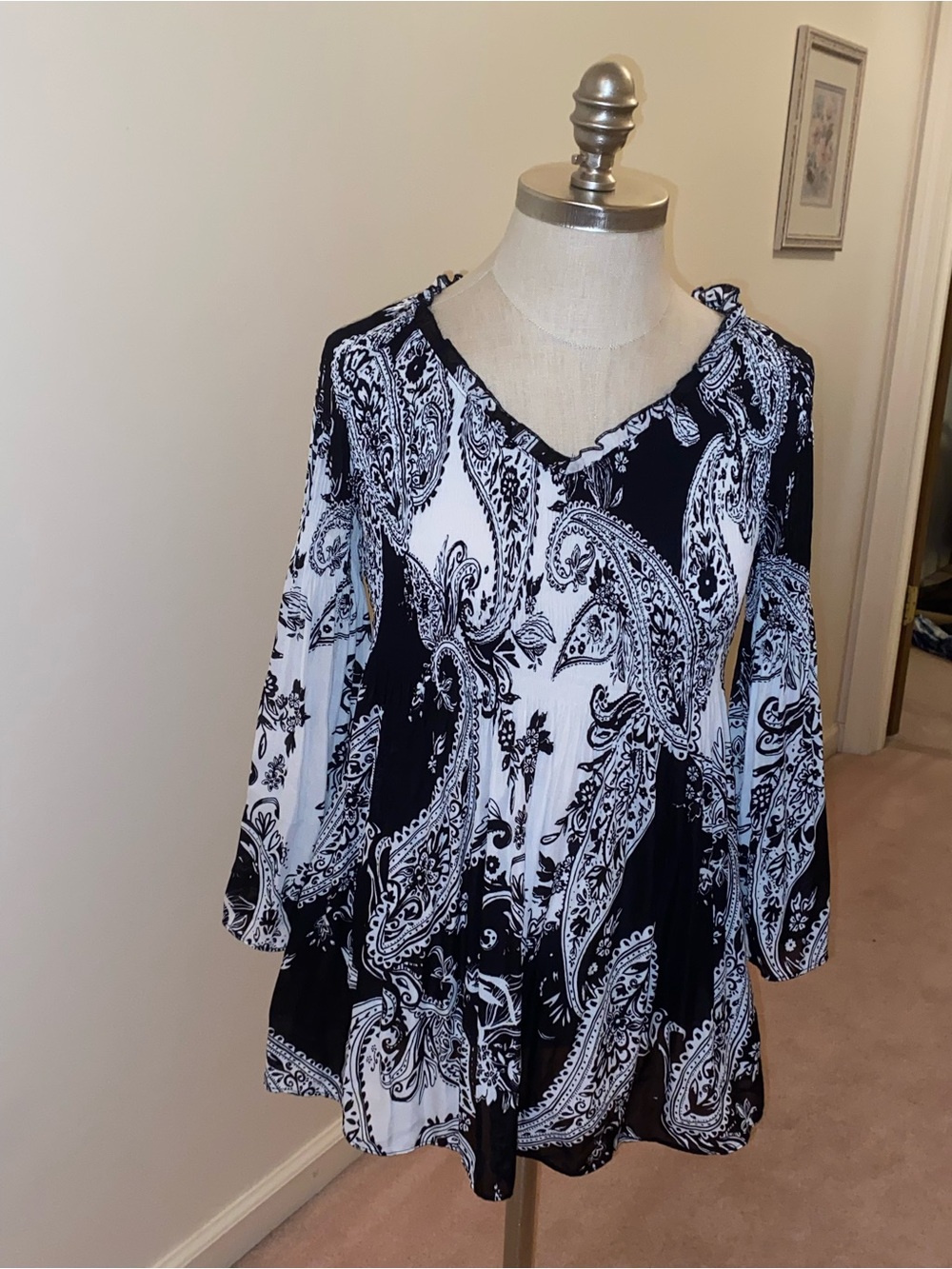 SPENSE Black & White Paisley V-Neck Ruffle Tunic